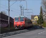 S 4 mit Re 456 104 (SZU Re 543) bei Ausfahrt aus Adliswil.