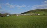 RABe 523 004 und RABe 523 057 begegnen RABe 521 011 'Oberdorf Weissenstein' und RABe 523 048.