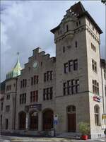 Der Bahnhof von Glarus ist keine Verkehrskathedrale, sondern eine Trutzburg. September 2022.