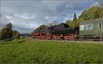 Schienenverkehr am Schienerberg. 

52 7596 mit ihrem EFZ-Sonderzug für die SEHR&RS zwischen Hemishofen und Ramsen auf der letzten Fahrt des Tages. Oktober 2022.