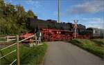 Schienenverkehr am Schienerberg. 

52 7596 mit ihrem EFZ-Sonderzug für die SEHR&RS zwischen Hemishofen und Ramsen auf der letzten Fahrt des Tages. Oktober 2022.
