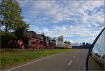 Schienenverkehr am Schienerberg. 

52 7596 mit ihrem EFZ-Sonderzug f�r die SEHR&RS zwischen Hemishofen und Ramsen auf der letzten Fahrt des Tages. Oktober 2022.
