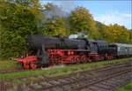 Schienenverkehr am Schienerberg. 

52 7596 mit ihrem EFZ-Sonderzug f�r die SEHR&RS in Hemishofen. Oktober 2022.