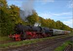 Schienenverkehr am Schienerberg. 

52 7596 mit ihrem EFZ-Sonderzug f�r die SEHR&RS in Hemishofen. Oktober 2022.