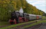 Schienenverkehr am Schienerberg. 

52 7596 mit ihrem EFZ-Sonderzug f�r die SEHR&RS in Hemishofen. Oktober 2022.