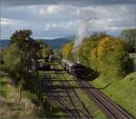 Schienenverkehr am Schienerberg. 

52 7596 mit ihrem EFZ-Sonderzug für die SEHR&RS in Hemishofen. Oktober 2022.