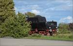 Schienenverkehr am Schienerberg. 

52 7596 mit ihrem EFZ-Sonderzug f�r die SEHR & RS auf Schmugglerpfaden durchs Geb�sch nach Ramsen. Oktober 2022.