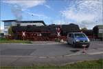 Schienenverkehr am Schienerberg.

52 7596 mit ihrem EFZ-Sonderzug f�r die SEHR & RS in Singen am ber�chtigten Kreisverkehr der Georg-Fischer-Stra�e. Oktober 2022.