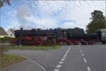 Schienenverkehr am Schienerberg.

52 7596 mit ihrem EFZ-Sonderzug f�r die SEHR & RS am Bahn�bergang Bohlingerstra�e in Singen. Oktober 2022.