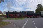 Schienenverkehr am Schienerberg.

52 7596 mit ihrem EFZ-Sonderzug f�r die SEHR & RS am Bahn�bergang Bohlingerstra�e in Singen. Oktober 2022.