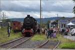Schienenverkehr am Schienerberg.

52 7596 mit ihrem EFZ-Sonderzug für die SEHR&RS nach Singen beim Halt und Wasser fassen in Ramsen. Die Begeisterung der Menschenmenge für die alte Technik ist unübersehbar. Oktober 2022.