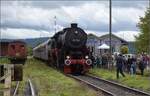 Schienenverkehr am Schienerberg.

52 7596 mit ihrem EFZ-Sonderzug für die SEHR&RS nach Singen beim Halt und Wasser fassen in Ramsen. Die Begeisterung der Menschenmenge für die alte Technik ist unübersehbar. Oktober 2022.
