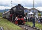 Schienenverkehr am Schienerberg.

52 7596 mit ihrem EFZ-Sonderzug für die SEHR&RS nach Singen beim Halt und Wasser fassen in Ramsen. Die Begeisterung der Menschenmenge für die alte Technik ist unübersehbar. Oktober 2022.