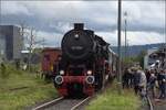 Schienenverkehr am Schienerberg.

52 7596 mit ihrem EFZ-Sonderzug für die SEHR&RS nach Singen beim Halt und Wasser fassen in Ramsen. Die Begeisterung der Menschenmenge für die alte Technik ist unübersehbar. Oktober 2022.