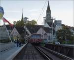 Abends in Konstanz.

Ein Roter Flitzer in vier Teilen auf der Rheinbrücke in Konstanz. Oktober 2022.