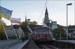Abends in Konstanz.

Ein Roter Flitzer in vier Teilen auf der Rheinbrücke in Konstanz. Oktober 2022.