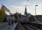 Abends in Konstanz.

Ein Roter Flitzer in vier Teilen auf der Rheinbrücke in Konstanz. Oktober 2022.