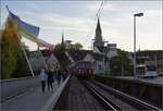 Abends in Konstanz.

Ein Roter Flitzer in vier Teilen auf der Rheinbrücke in Konstanz. Oktober 2022.