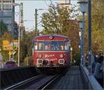Abends in Konstanz.

Ein Roter Flitzer in vier Teilen auf der Rheinbrücke in Konstanz. Oktober 2022.