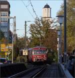 Abends in Konstanz.

Ein Roter Flitzer in vier Teilen auf der Rheinbrücke in Konstanz. Oktober 2022.