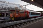 Tm 2/2 112 vor dem Glacierexpresswagen Ap 1314. St. Moritz, Januar 2023.