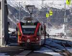 Mein Zug ABe 8/12 3504 'Dario Cologna' trudelt aus St. Moritz in Pontresina ein. Januar 2023.