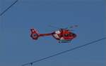 Die Rega fliegt mit HB-ZQJ vom Spital zur Basis am Flughafen. Es ist ein Airbus Helicopters H145. Samedan, Januar 2023.