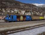 Ge 4-4 III 652 mit Ganzwerbung für den EHC Davos kommt mit einem kurzen Güterzug in Samedan an.