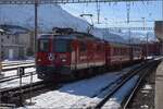 Ge 4/4 II 627 'Reichenau/Tamins' wird mitsamt Zug ins Depot Samedan versorgt. Januar 2023.