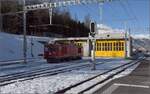 Die bereits etwas betagte Zweikraftlok Gem 4/4 801 aus dem Jahr 1966 vor dem Fahrzeugschuppen in Pontresina.