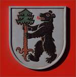 Wappen Zernez auf der Lok Ge 4/4 II 620. Samedan, Januar 2023.

Nicht böse sein, liebe Zernezer, es erinnert mich einfach an Balu, der riss auch eine Palme aus, damit er sich so richtig gut dran schrubbern kann...