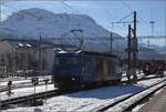 Ge 4-4 III 652 mit Ganzwerbung für den EHC Davos wird ins Depot in Samedan rangiert. Januar 2023.