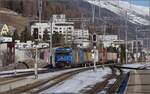 Ge 4-4 III 652 mit Ganzwerbung für den EHC Davos kommt mit einem kurzen Güterzug in Samedan an.