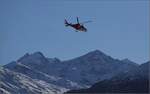 Rega Helicopter Agusta A109SP Da Vinci mit der Registrierung HB-ZRZ beim Flug über den Flughafen Samedan vor standesmässer Kulisse, namentlich die Bernina-Gruppe.