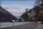 Burg Neu-Thierstein sicherte einst den Zugang durch das Lüsseltal zum Passwang ab. Dabei hätte sie selbst gesichert werden müssen. 1997 stürzte ein bedeutender Teil hinunter auf die Passwangstrasse. Heute ist das im Stil des Brutalismus wieder ergänzt. Für mich der bislang erste gelungene Bau in diesem Stil...

Büsserach, Januar 2022.
