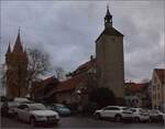 Direkt am Bahndamm in Lindau steht die Peterkirche, die sehr altertümlich aussieht. Februar 2023.