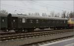 Genieteter Schnellzugwagen A4ye mit der Nummer 25 001 Mü, bzw. der UIC-Nummer 75 80 18-43 002-8 D-BYB. Lindau Reutin, Februar 2023.
