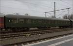 Schnellzugwagen Büm der DB mit der Nummer 18 633 Mü. Die UIC-Nummer lautet 56 80 22-40 173-6 D-BYB. Lindau-Reutin, Februar 2023.