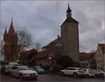 Direkt am Bahndamm in Lindau steht die Peterkirche, die sehr altertümlich aussieht.