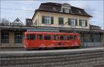 Hommage an die S26. 

BDeh 1/2 1 'Liseli' am Anfang der Reise nach Walzenhausen. Rheineck Februar 2023. 

Wohl mein Favorit des Tages. Irgendwie wird hier Lummerland CH mit Jacques Tati gepaart. Der fehlte noch irgenwie mit seinem wippenden Schritt, langem Mantel, Pfeife und Regenschirm. Nur ein paar Meter weiter die moderne Klötzchenschweiz.