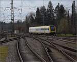 612 015 verlsst Singen via Schwarzwaldbahn ohne Fahrgste.