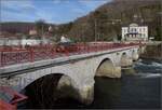 Die namensgebende Doubs-Brücke in Pont-de-Roide-Vermodans. Dahinter das Rathaus. März 2023.