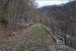 Der Viadukt der ehemaligen Bahnstrecke nach St-Hippolyte über die Rohre des Doubskraftwerks Liebwiller ist allerdings von oben betrachet völlig unspektakulär. März 2023.