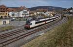 RBDe 560 233 darf im Bahnhof Tavannes bereits den neuen Fahrdraht nutzen.