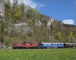 Bm 6/6 18505 mit den historischen Wagen der OeBB in der usseren Klus.