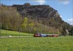 Bm 6/6 18505 mit den historischen Wagen der OeBB in der usseren Klus.