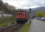 Bm 6/6 18505 bei der Kreuzung in der Klus, in Oensingen steht noch der Domino des Regelverkehrs auf dem Gleis.