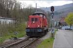 Bm 6/6 18505 bei der Kreuzung in der Klus, in Oensingen steht noch der Domino des Regelverkehrs auf dem Gleis.