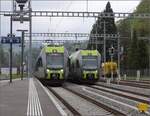 Lötschberger RABe 535 112 rechts und links fährt eine Doppeltraktion mit Lötschberger RABe 535 105 und dahinter Nina 525 035 nach Wolhusen ein.