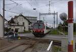 Ein RBDe 560 an der Streckenkreuzung in Oberentfelden.